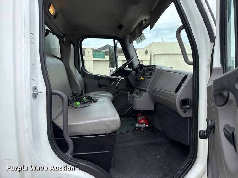image for item YA5083 2020 Freightliner Business Class M2 box truck
