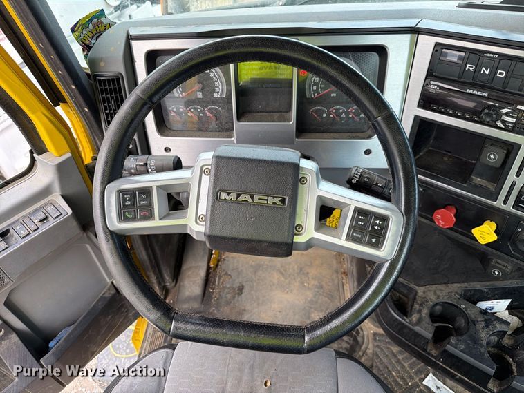 image for item YA5087 2020 Mack Anthem semi truck