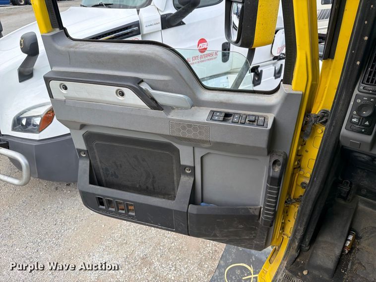image for item YA5087 2020 Mack Anthem semi truck