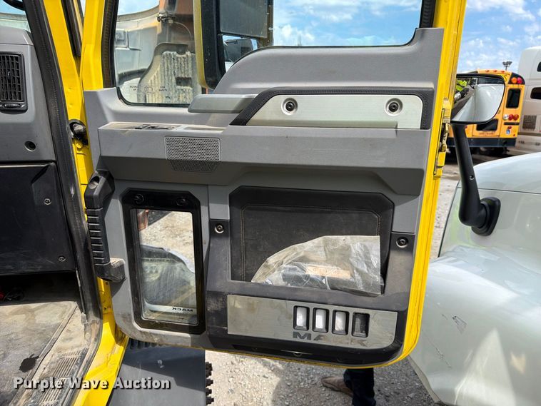 image for item YA5087 2020 Mack Anthem semi truck