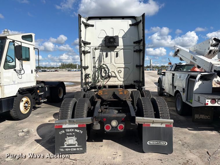 image for item YA5090 2021 Freightliner Cascadia 126 semi truck