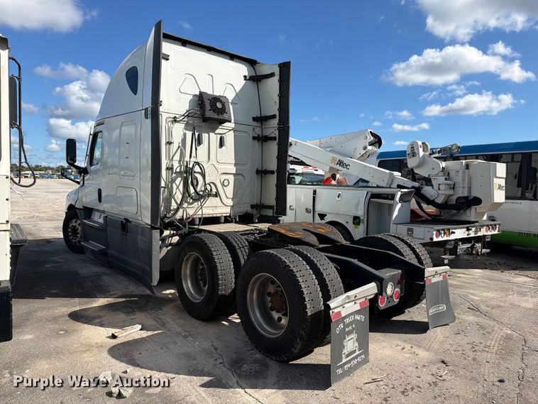 image for item YA5090 2021 Freightliner Cascadia 126 semi truck