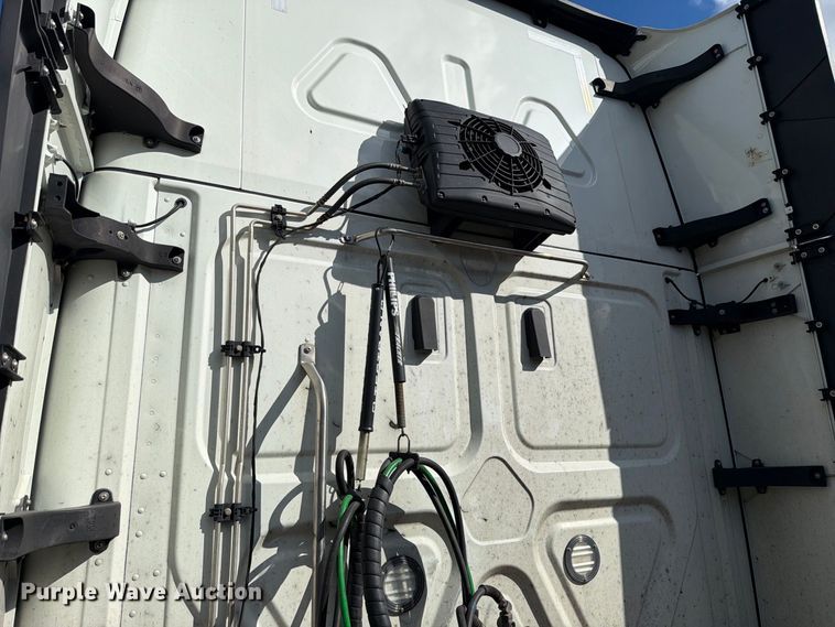 image for item YA5090 2021 Freightliner Cascadia 126 semi truck