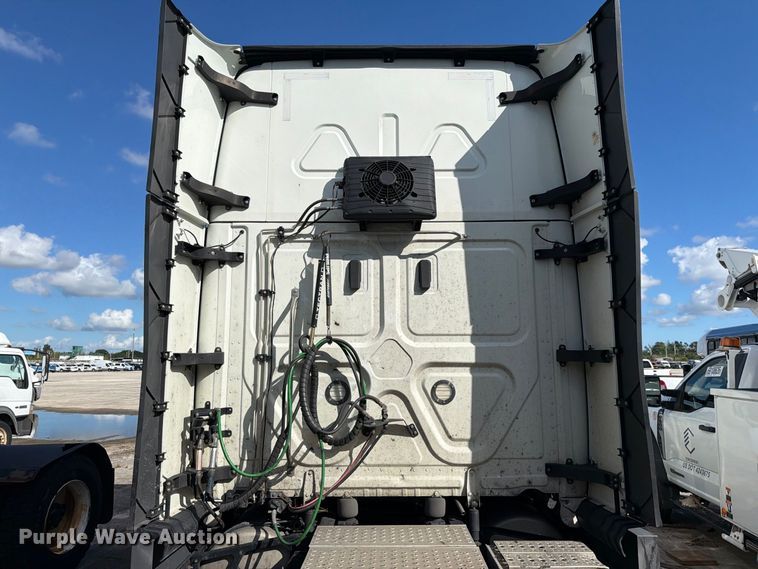image for item YA5090 2021 Freightliner Cascadia 126 semi truck