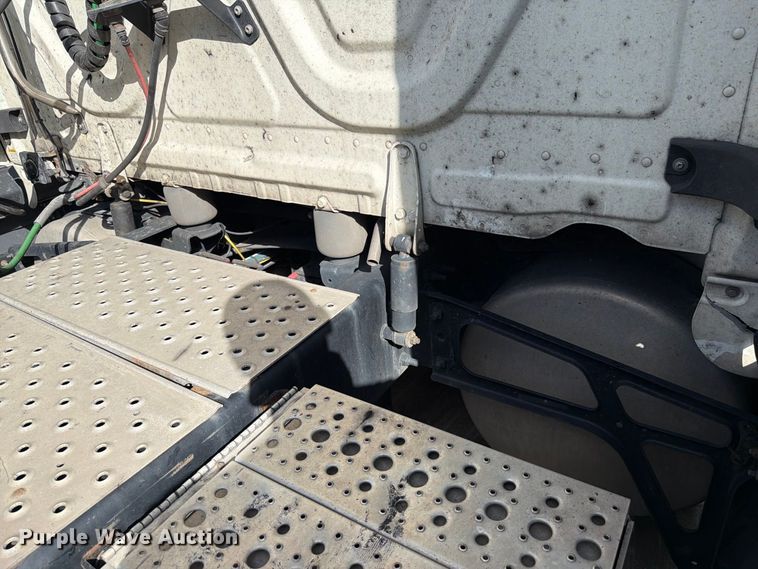 image for item YA5090 2021 Freightliner Cascadia 126 semi truck