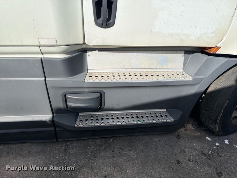 image for item YA5090 2021 Freightliner Cascadia 126 semi truck