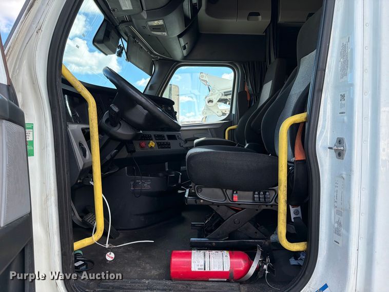image for item YA5090 2021 Freightliner Cascadia 126 semi truck