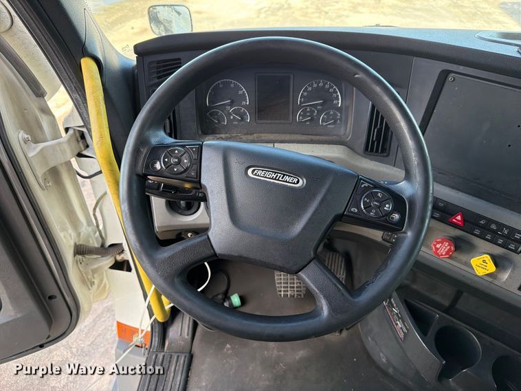 image for item YA5090 2021 Freightliner Cascadia 126 semi truck