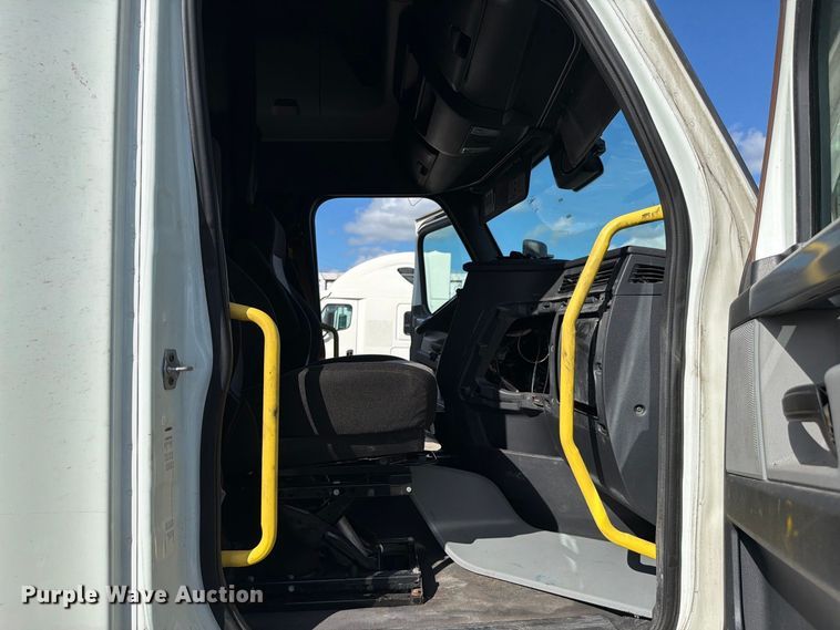 image for item YA5090 2021 Freightliner Cascadia 126 semi truck