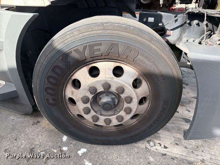 image for item YA5090 2021 Freightliner Cascadia 126 semi truck