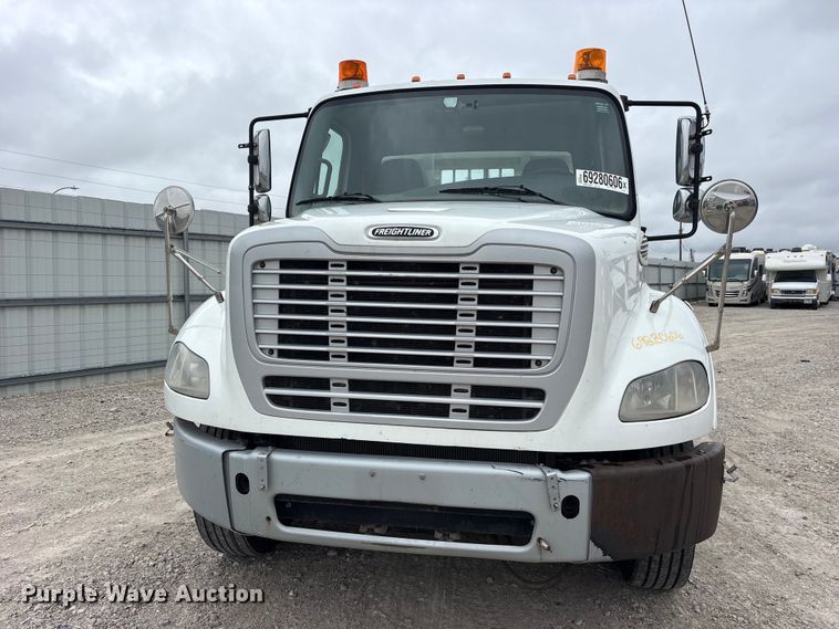 image for item YA5127 2019 Freightliner Business Class M2 semi truck