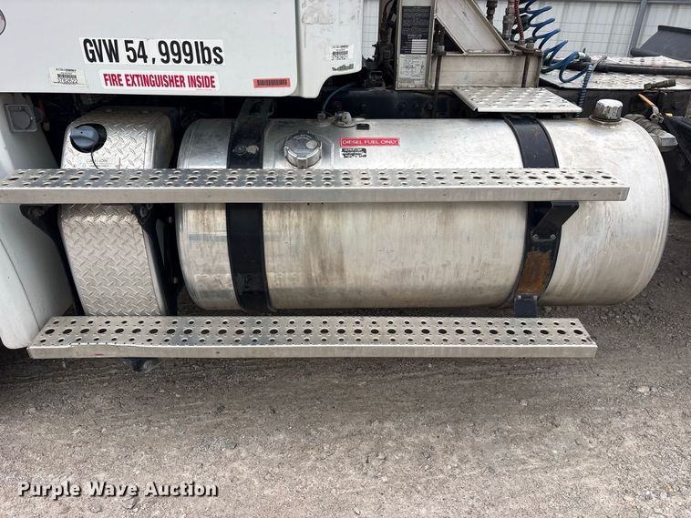 image for item YA5127 2019 Freightliner Business Class M2 semi truck