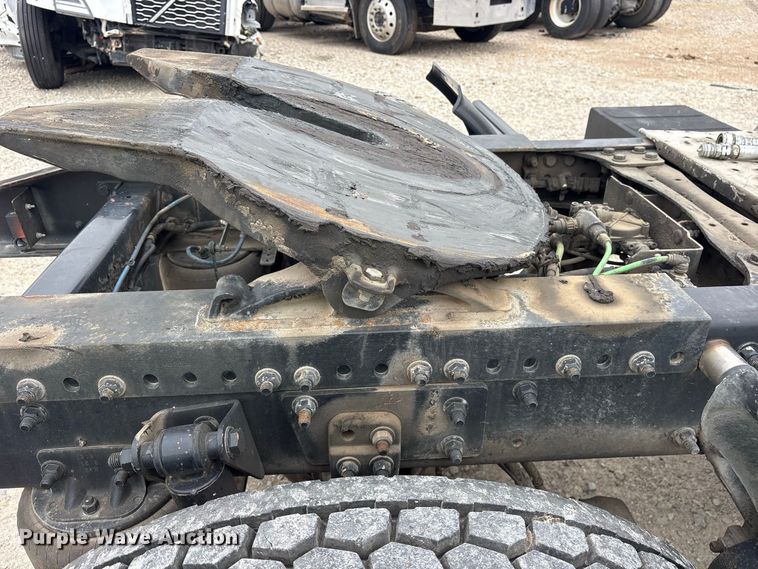 image for item YA5127 2019 Freightliner Business Class M2 semi truck