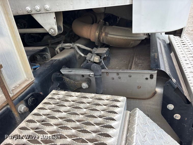 image for item YA5127 2019 Freightliner Business Class M2 semi truck