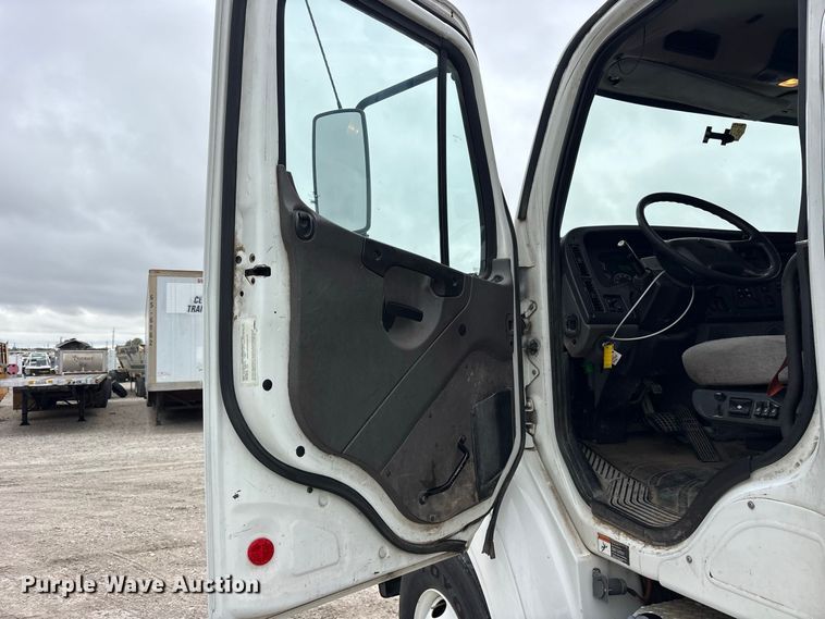 image for item YA5127 2019 Freightliner Business Class M2 semi truck