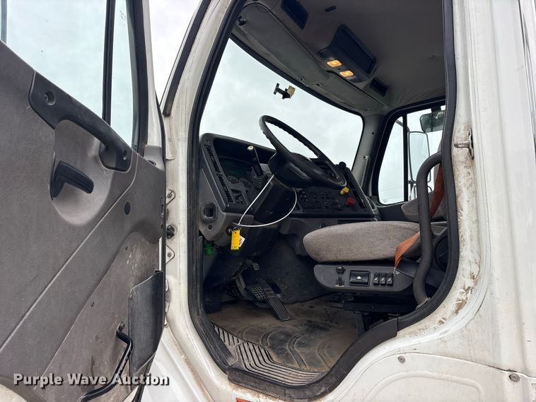 image for item YA5127 2019 Freightliner Business Class M2 semi truck