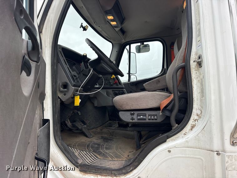 image for item YA5127 2019 Freightliner Business Class M2 semi truck