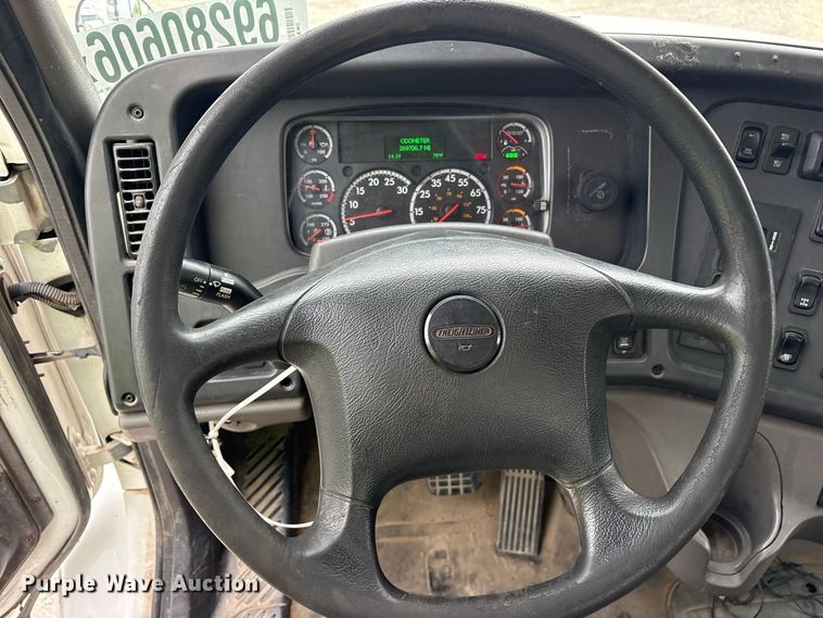 image for item YA5127 2019 Freightliner Business Class M2 semi truck