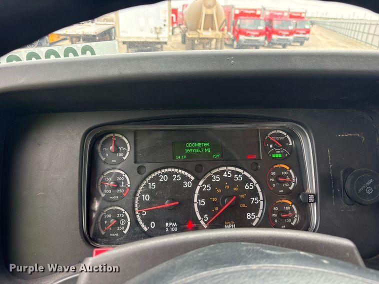 image for item YA5127 2019 Freightliner Business Class M2 semi truck