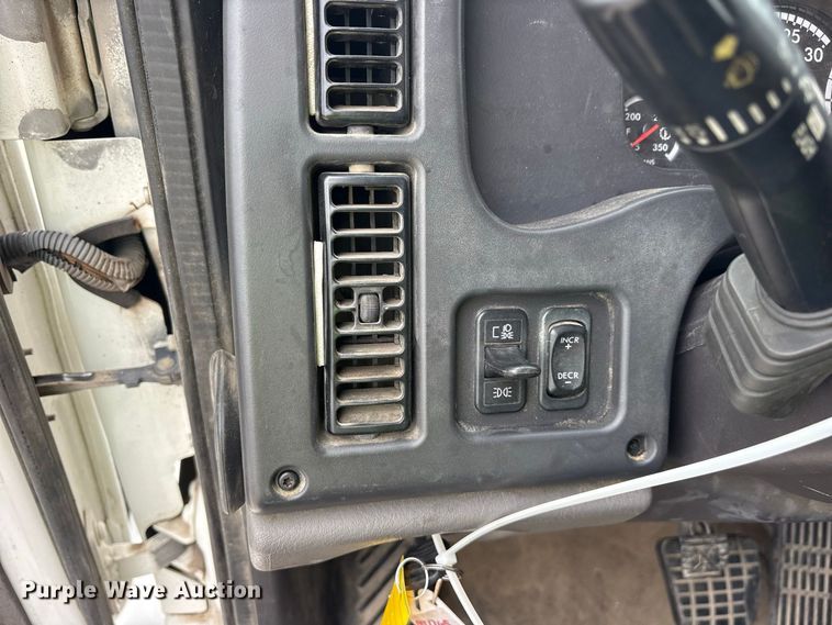 image for item YA5127 2019 Freightliner Business Class M2 semi truck