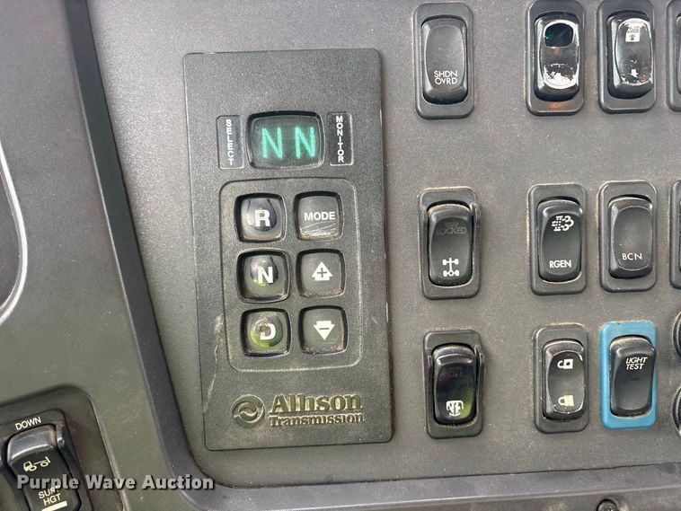image for item YA5127 2019 Freightliner Business Class M2 semi truck