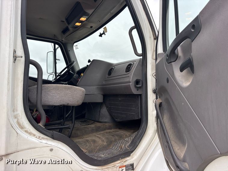 image for item YA5127 2019 Freightliner Business Class M2 semi truck