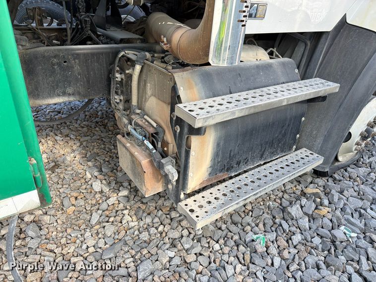 image for item YA5131 2018 Freightliner 114SD toter truck