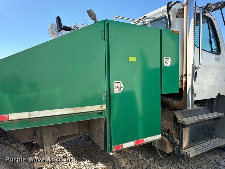image for item YA5131 2018 Freightliner 114SD toter truck