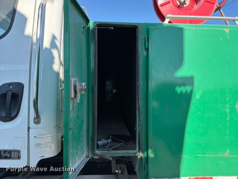 image for item YA5131 2018 Freightliner 114SD toter truck