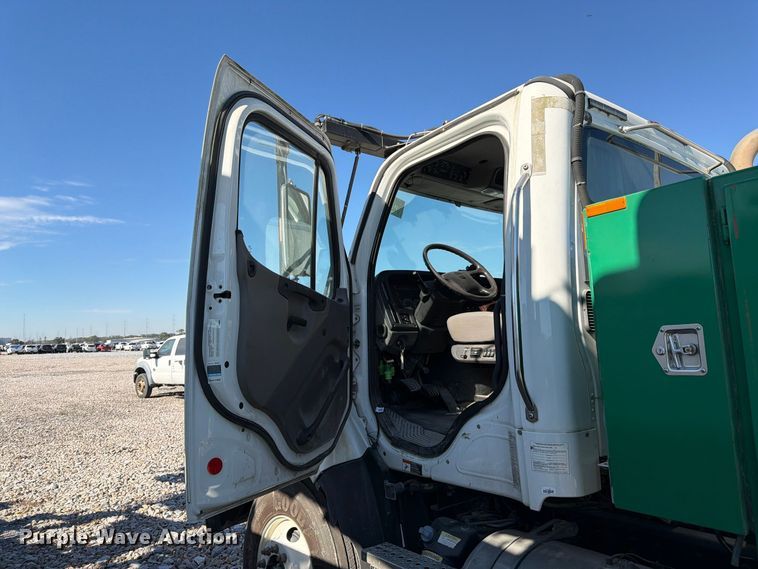 image for item YA5131 2018 Freightliner 114SD toter truck