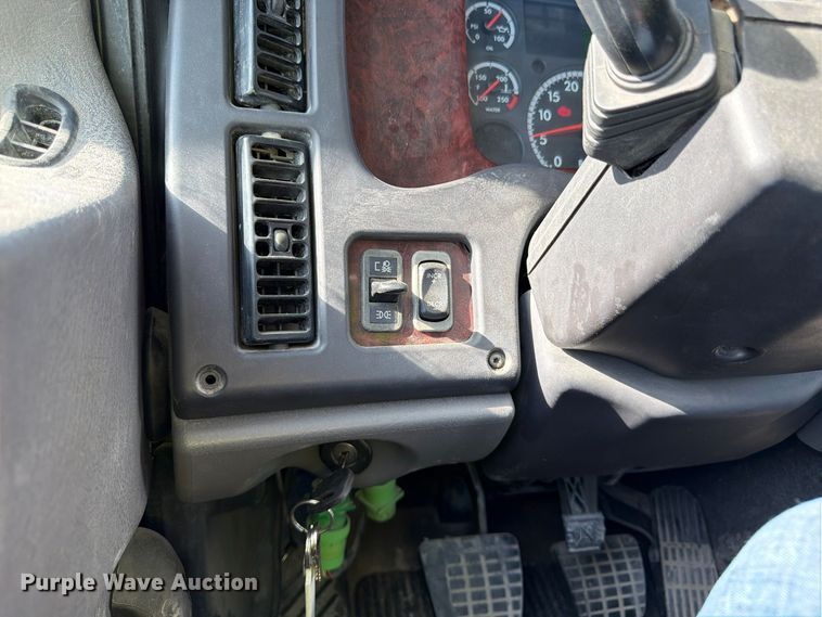 image for item YA5131 2018 Freightliner 114SD toter truck