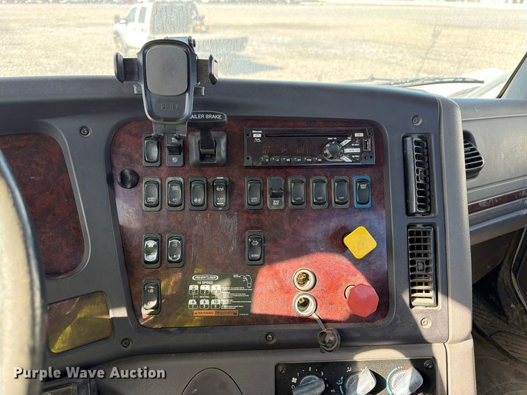 image for item YA5131 2018 Freightliner 114SD toter truck
