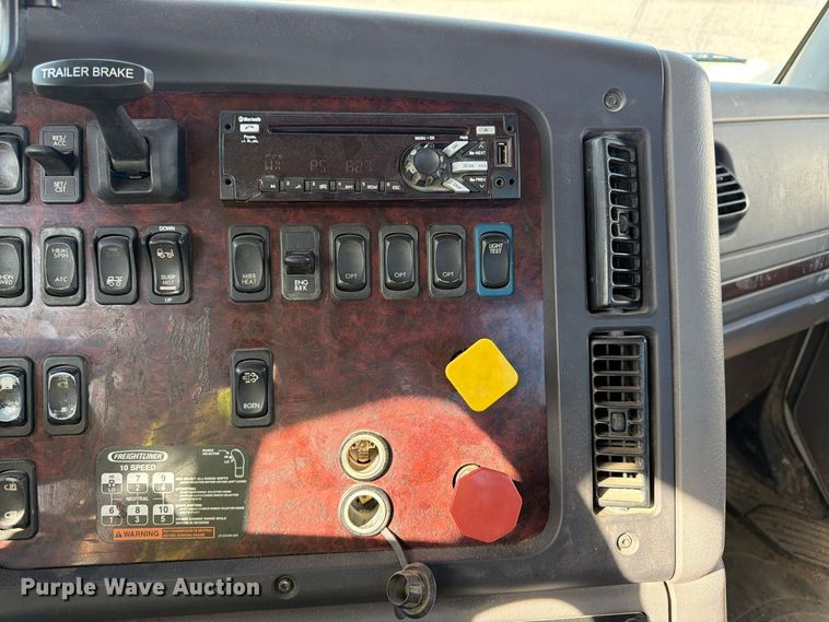 image for item YA5131 2018 Freightliner 114SD toter truck