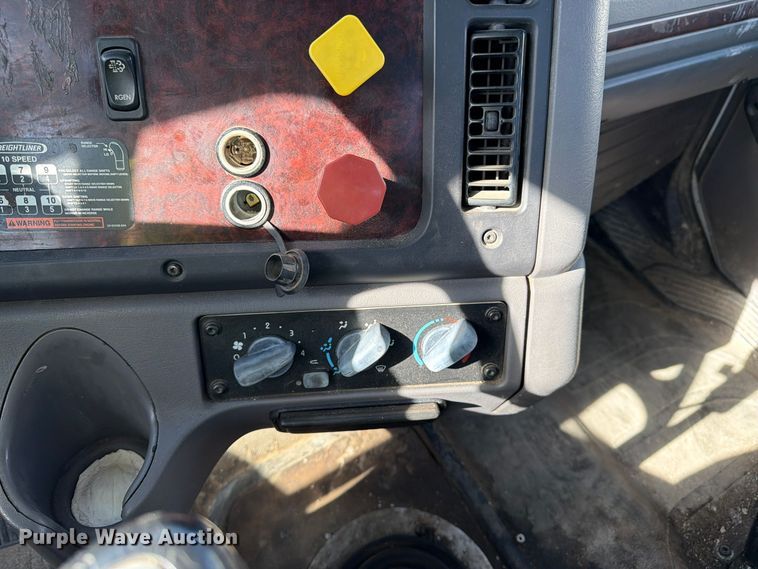 image for item YA5131 2018 Freightliner 114SD toter truck