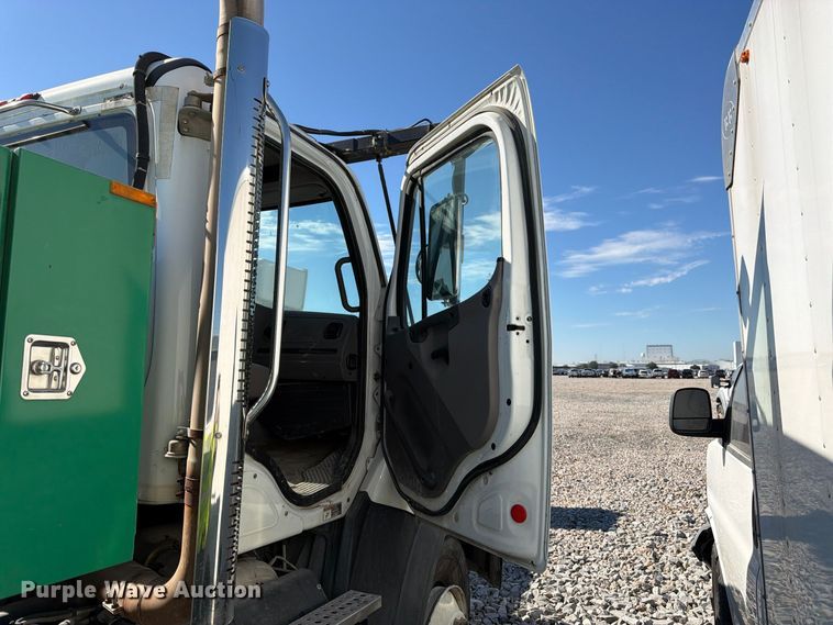 image for item YA5131 2018 Freightliner 114SD toter truck
