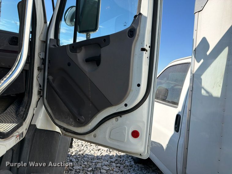 image for item YA5131 2018 Freightliner 114SD toter truck