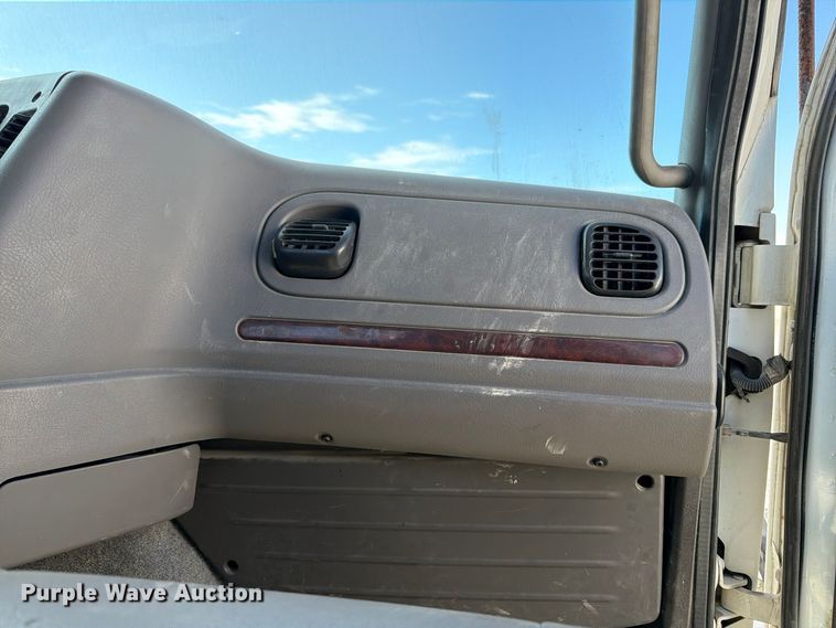 image for item YA5131 2018 Freightliner 114SD toter truck