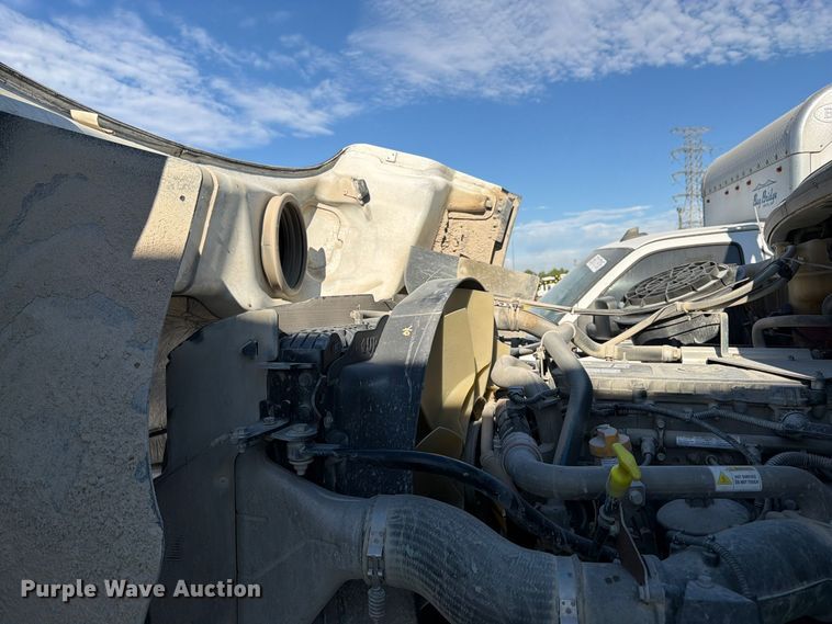 image for item YA5131 2018 Freightliner 114SD toter truck