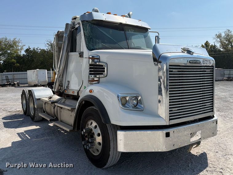 image for item YA5162 2020 Freightliner SD122 semi truck