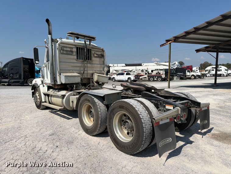 image for item YA5162 2020 Freightliner SD122 semi truck