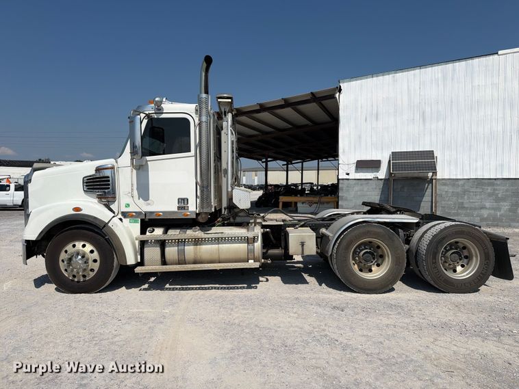 image for item YA5162 2020 Freightliner SD122 semi truck