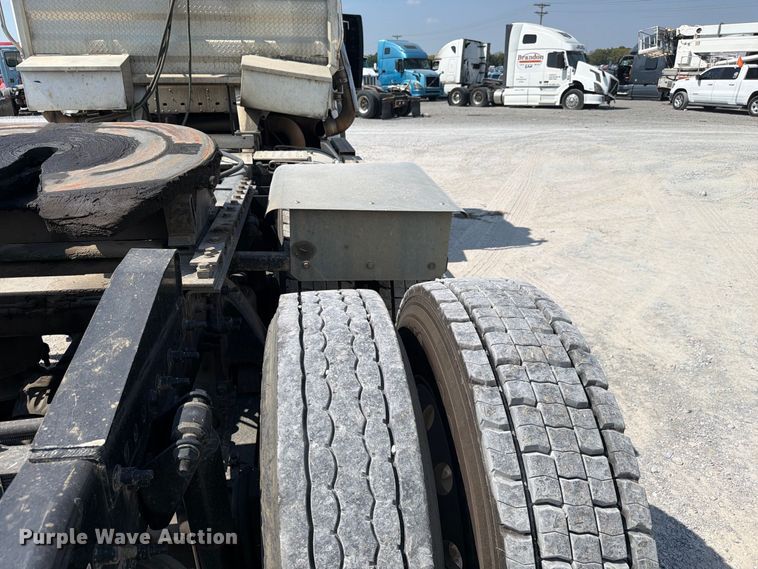 image for item YA5162 2020 Freightliner SD122 semi truck