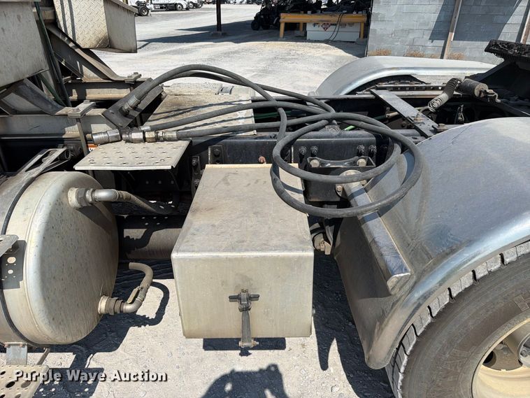 image for item YA5162 2020 Freightliner SD122 semi truck