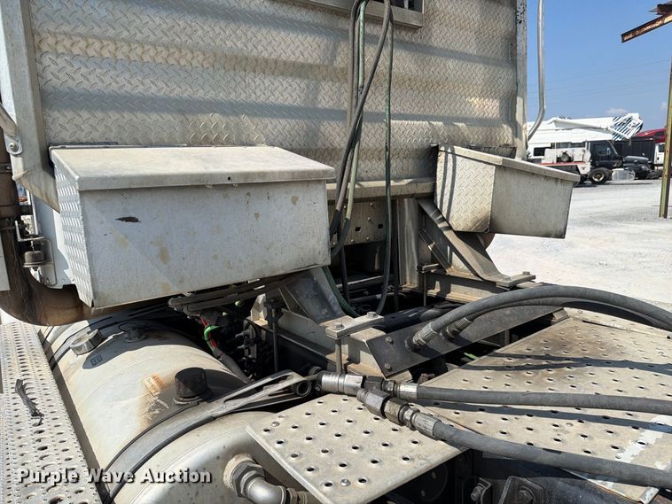 image for item YA5162 2020 Freightliner SD122 semi truck