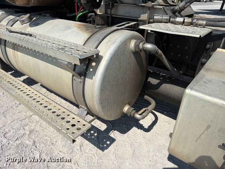 image for item YA5162 2020 Freightliner SD122 semi truck