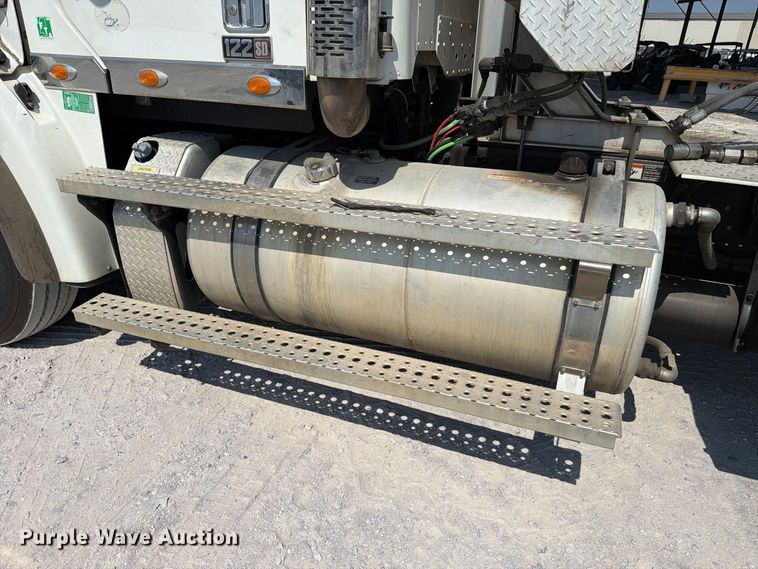 image for item YA5162 2020 Freightliner SD122 semi truck