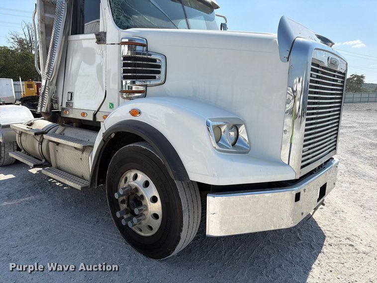 image for item YA5162 2020 Freightliner SD122 semi truck