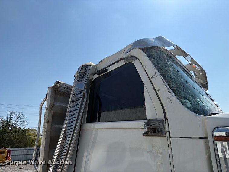 image for item YA5162 2020 Freightliner SD122 semi truck