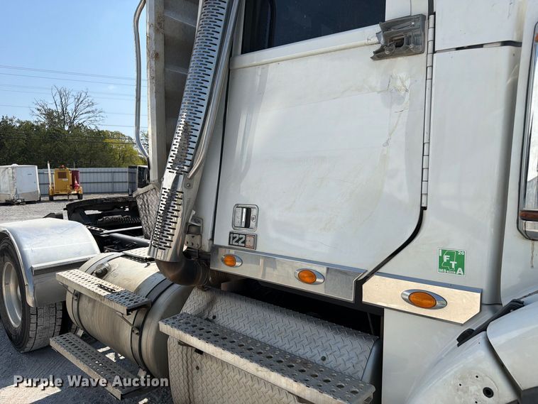 image for item YA5162 2020 Freightliner SD122 semi truck