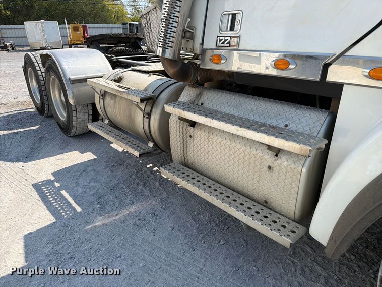 image for item YA5162 2020 Freightliner SD122 semi truck